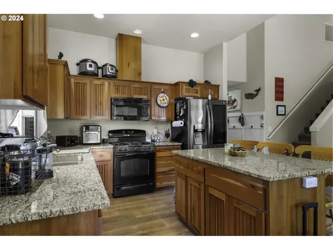 1438 Meadow Avenue Silverton OR 97381