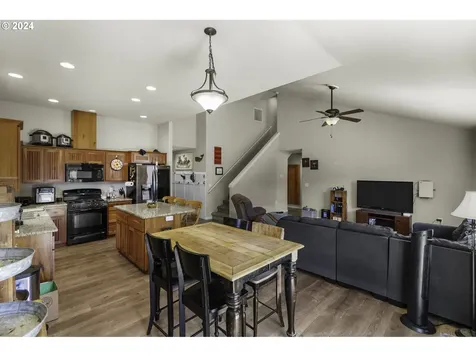1438 Meadow Avenue Silverton OR 97381