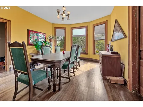 863 NE Ainsworth Street Portland OR 97211
