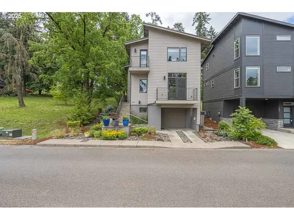 1892 Cousteau Loop SE Salem OR 97302