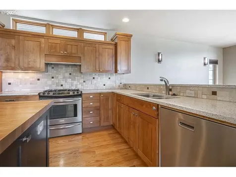 1892 Cousteau Loop SE Salem OR 97302