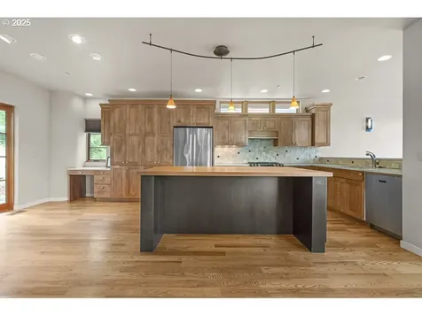 1892 Cousteau Loop SE Salem OR 97302