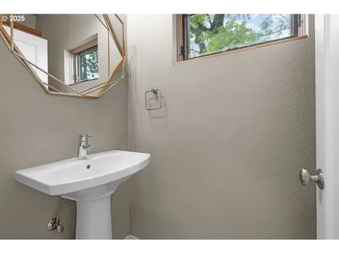 1892 Cousteau Loop SE Salem OR 97302