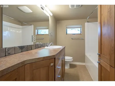 1892 Cousteau Loop SE Salem OR 97302