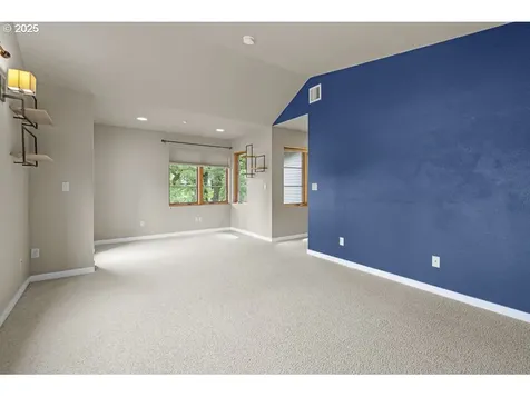 1892 Cousteau Loop SE Salem OR 97302