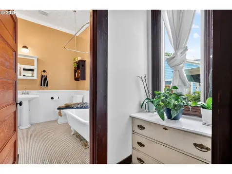 6124 NE Hoyt Street Portland OR 97213