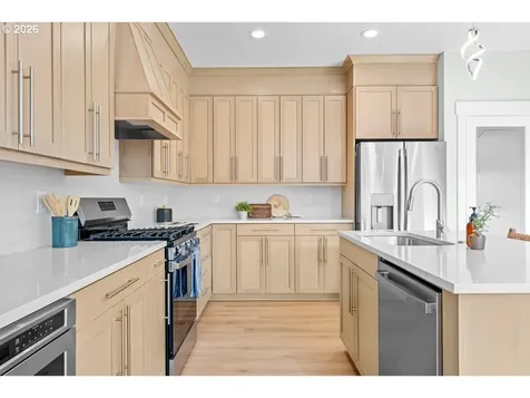 407 S 1st Street Silverton OR 97381