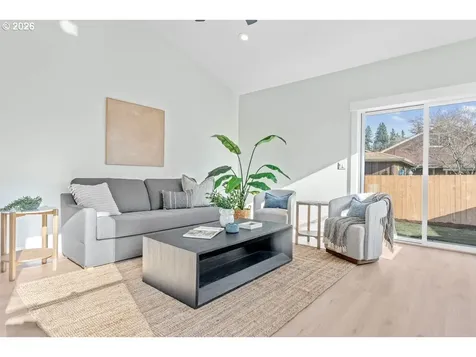 407 S 1st Street Silverton OR 97381