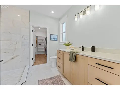 407 S 1st Street Silverton OR 97381
