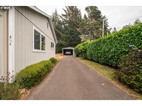 454 Michigan Avenue NE Bandon OR 97411
