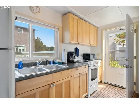 3063 SW Anchor Avenue Lincoln City OR 97367