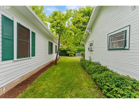 406 8th Street Springfield OR 97477