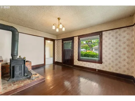 406 8th Street Springfield OR 97477