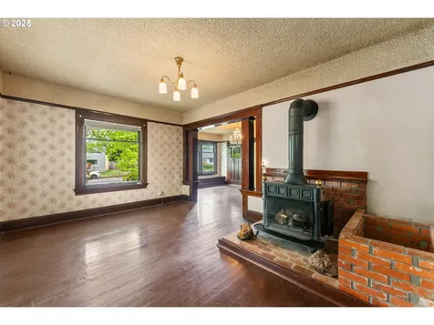 406 8th Street Springfield OR 97477