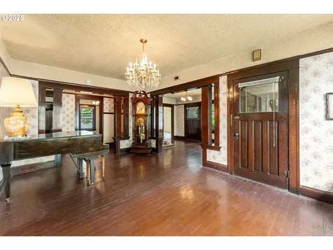 406 8th Street Springfield OR 97477