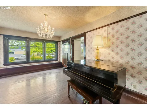 406 8th Street Springfield OR 97477