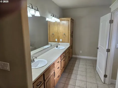 464 Oak Valley Loop Winchester OR 97495