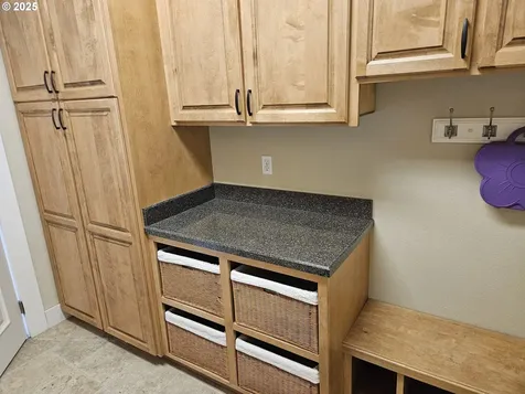 464 Oak Valley Loop Winchester OR 97495