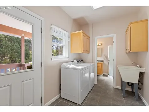 5220 SW Neal Avenue Waldport OR 97394