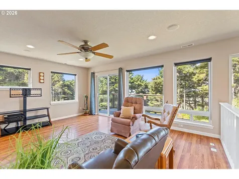 5220 SW Neal Avenue Waldport OR 97394