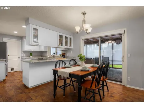 8000 Stoneoaks Court Gladstone OR 97027
