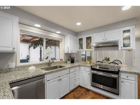 8000 Stoneoaks Court Gladstone OR 97027