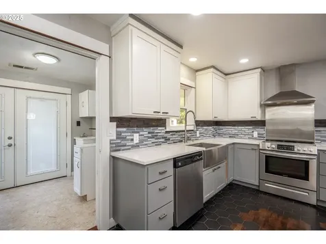 590 Colonial Drive Springfield OR 97477