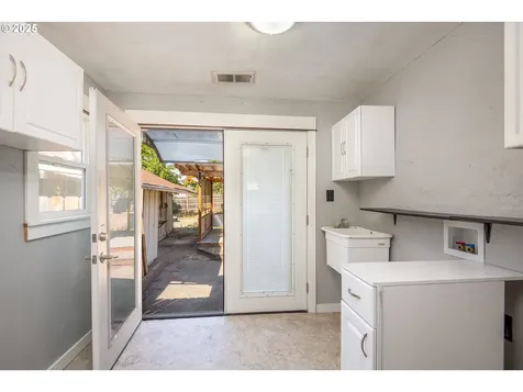 590 Colonial Drive Springfield OR 97477