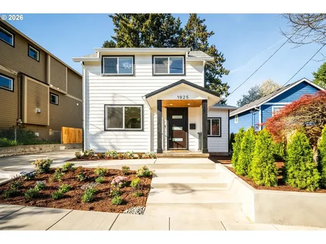 1925 SE Sherrett Street Portland OR 97202