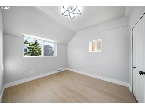 1925 SE Sherrett Street Portland OR 97202