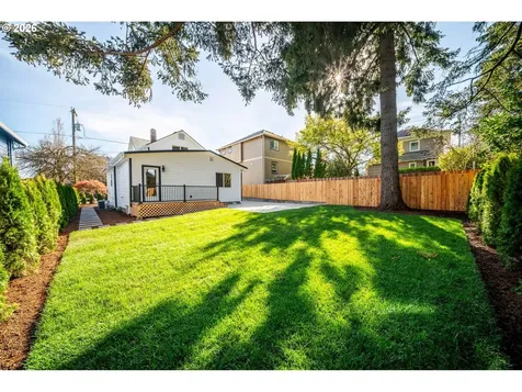 1925 SE Sherrett Street Portland OR 97202