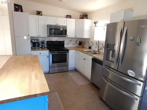 38222 Place Road Fall Creek OR 97438