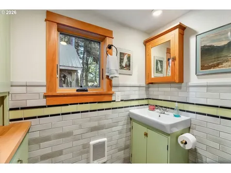 32 Hamilton Avenue Underwood WA 98651