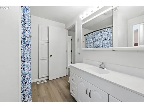 2080 W Harrison Avenue Cottage Grove OR 97424