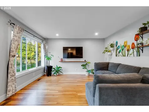6142 SE Carlton Street Portland OR 97206