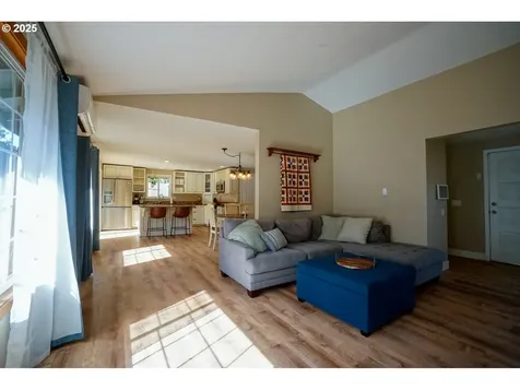 327 S 72nd Street Springfield OR 97478