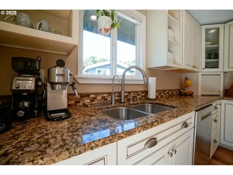 327 S 72nd Street Springfield OR 97478