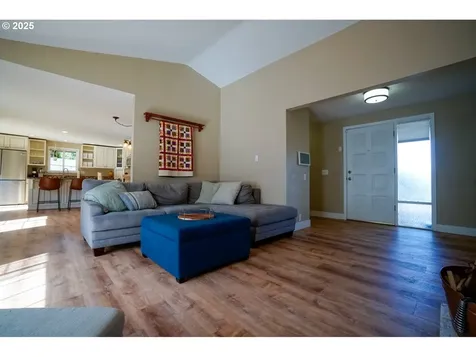 327 S 72nd Street Springfield OR 97478