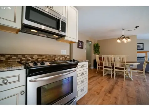 327 S 72nd Street Springfield OR 97478