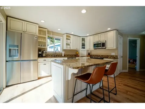 327 S 72nd Street Springfield OR 97478