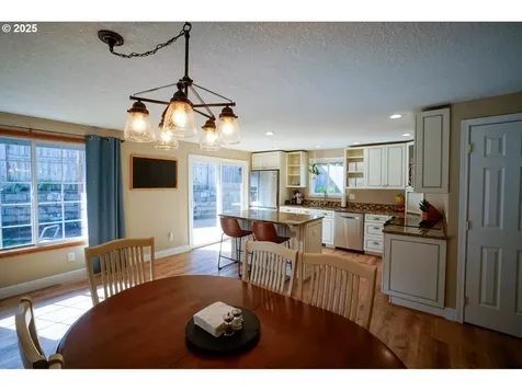 327 S 72nd Street Springfield OR 97478