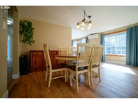 327 S 72nd Street Springfield OR 97478