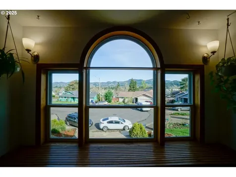 327 S 72nd Street Springfield OR 97478