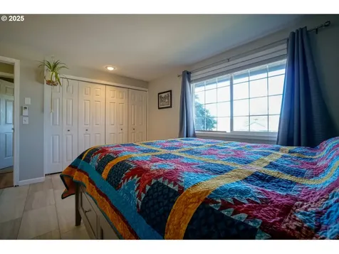 327 S 72nd Street Springfield OR 97478