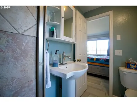 327 S 72nd Street Springfield OR 97478