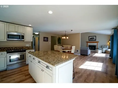 327 S 72nd Street Springfield OR 97478