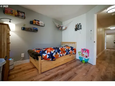 327 S 72nd Street Springfield OR 97478