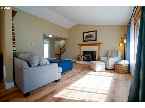 327 S 72nd Street Springfield OR 97478