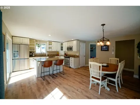 327 S 72nd Street Springfield OR 97478