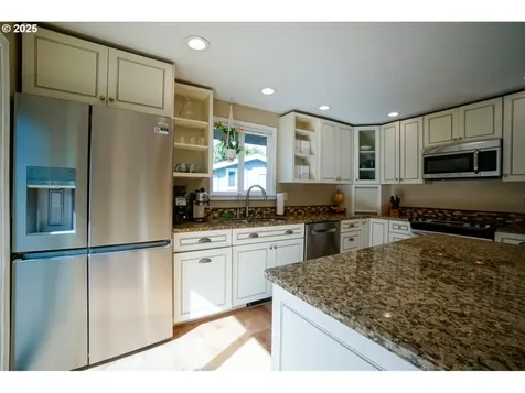 327 S 72nd Street Springfield OR 97478
